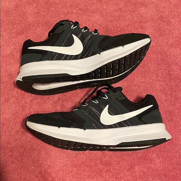 Nike Black and White Athletic Shoes - Picture 3 of 10